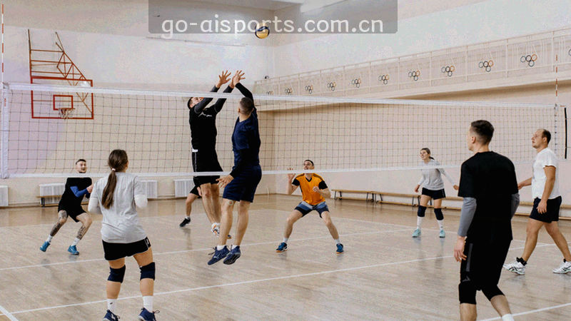 足球比赛中两名球员跃起争顶的瞬间，画面偏暗并叠加荧光绿数据线